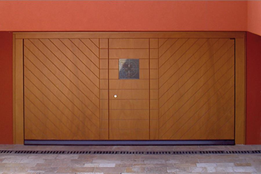 Model normal plus - Aesthetics Perla</br>Filler Okoumé, colour to sample, pedestrian door and glazed area, automation.